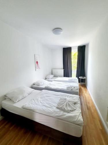 two twin beds in a room with a window at Lovely apartament in Mitte Berlin 2021 in Berlin