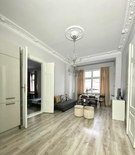 una sala de estar con un sofá y una mesa en CRYSTAL Św. Marcin Poznań, en Poznan