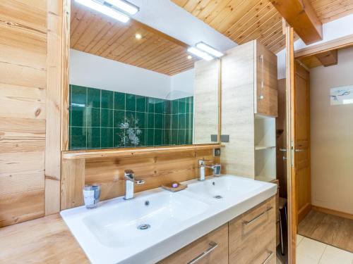 ラ・クリュサにあるChalet La Clusaz, 5 pièces, 9 personnes - FR-1-437-56の白い洗面台と木製の壁が備わるバスルーム