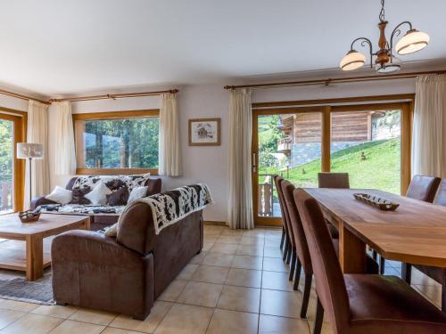 un salon avec une table et un canapé dans l'établissement Chalet 4 ch, proche pistes, idéal familles/amis, WIFI - FR-1-437-56, à La Clusaz