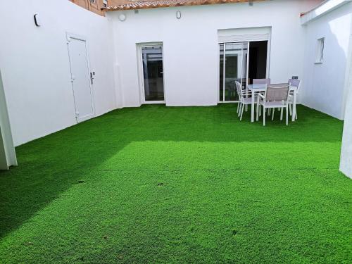 Casa cerca de la playa con patio y garaje privado