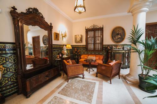 een sierlijke woonkamer met een grote spiegel bij Andalusian Palace in Priego de Córdoba