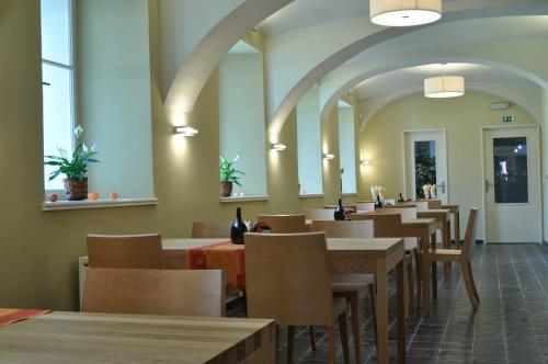 Un restaurante u otro lugar para comer en Aparthotel Lípa
