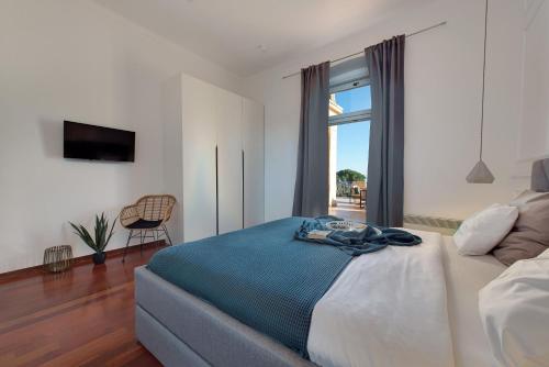 Un dormitorio con una cama grande y una ventana en Luxury Seaview Apartment, en Opatija