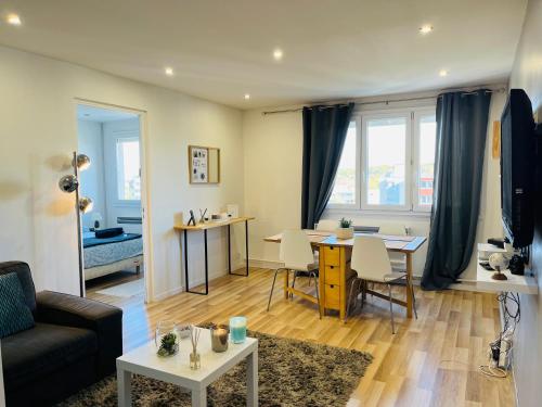 un salon avec un canapé et une table dans l'établissement 3 chambres Situation idéale Aux portes de Lyon Tout confort, à Saint-Priest