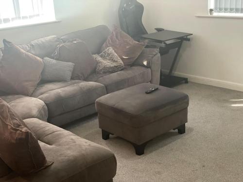 a living room with a couch and a stool at Lovely 1 Bedroom Condo in Leicester City in Leicester