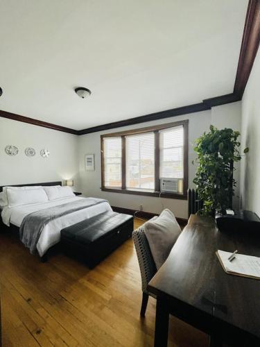 een slaapkamer met een groot bed en een tafel bij The Karlov. Gorgeous ,spacious 2BD/ 1BA w/ Parking in Chicago