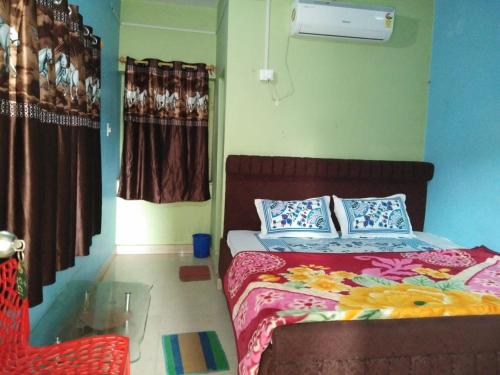 een slaapkamer met een bed en een glazen tafel bij HOTEL DEVDOOT in Rajgir