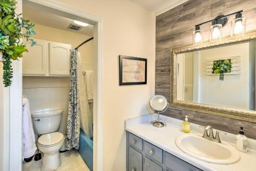 une salle de bain avec un lavabo, des toilettes et un miroir dans l'établissement Lovely Taylors Home 8 Mi to Dtwn Greenville!, à Greer