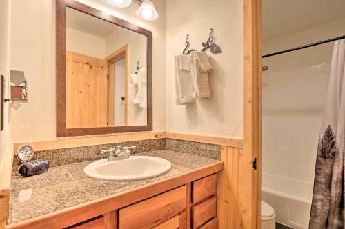 ein Bad mit einem Waschbecken und einem Spiegel in der Unterkunft Charming Vail Condo with Patio and Mountain Views in Vail