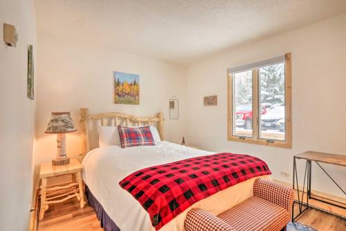 ein Schlafzimmer mit einem Bett mit einer roten karierten Decke in der Unterkunft Charming Vail Condo with Patio and Mountain Views in Vail