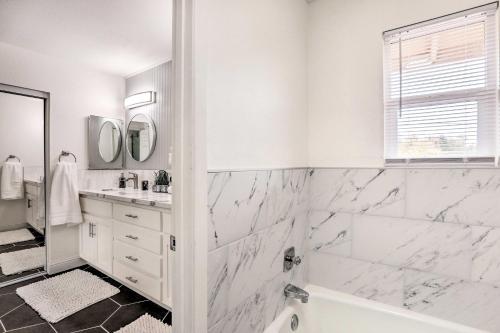 Ένα μπάνιο στο 4 Mi to Dtwn Reno Sleek Family Retreat!