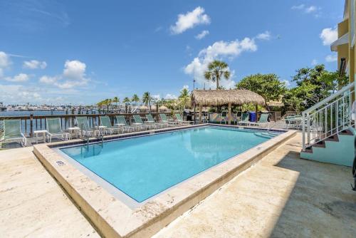 una piscina en un complejo con sillas en 2x2 Fully Updated Old Town Waterfront Corner Condo en Key West