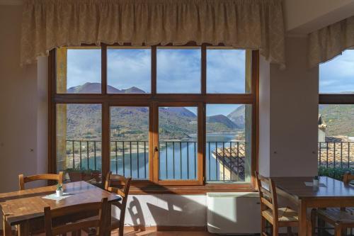 a room with a large window with a view of a lake at Ostello-Albergo dagli Elfi in Barrea