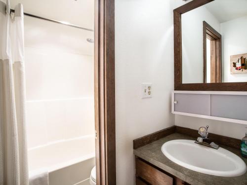 Un baño de Cedar Suite at Snowater
