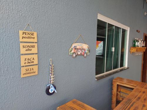 a wall with a sign and a toy bus on it at Casa com Piscina e 3 Quartos Climatizados 8km do Centro in Palmas