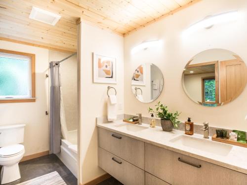 Ένα μπάνιο στο Church Mountain View Chalet