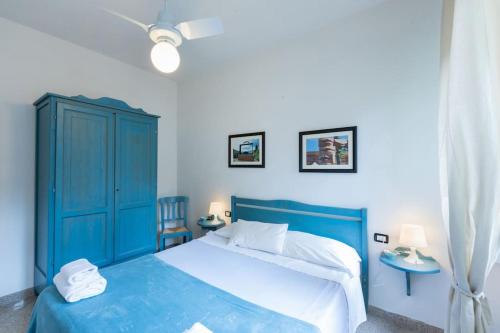 1 dormitorio azul con 1 cama y armario azul en Ponte Vecchio - Appartamenti Borgo San Jacopo, en Florencia