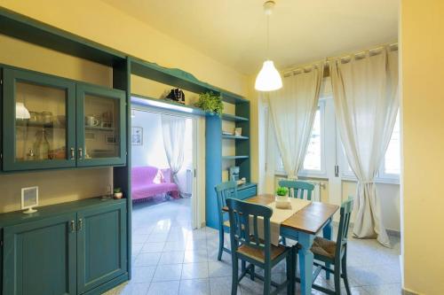 Una cocina y un comedor con mesa y sillas. en Ponte Vecchio - Appartamenti Borgo San Jacopo, en Florencia