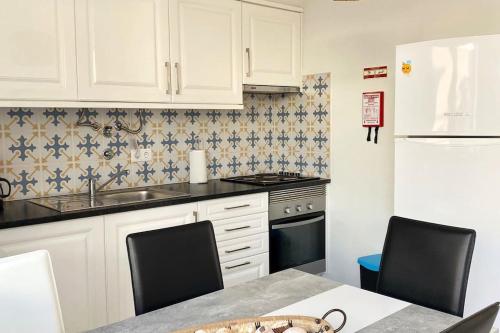 Kuhinja ili čajna kuhinja u objektu Casa Azul em Alcantarilha - Algarve