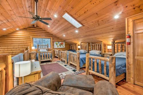 une cabine avec des lits superposés dans une chambre avec un plafond dans l'établissement Angel Fire Retreat Near Lift for Mtn Biking, à Angel Fire