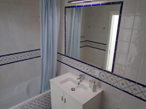 アルカンタリーリャにあるCasa Azul em Alcantarilha - Algarveのバスルーム(洗面台、鏡付)
