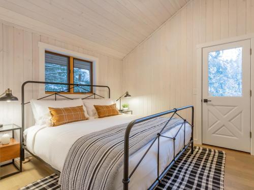 a bedroom with a bed and a window at ArborMyst in Glacier