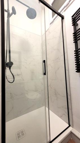 une douche avec une porte vitrée dans une salle de bain dans l'établissement VILLA SANTA CRUZ - 4 personnes, à Les Sables-dʼOlonne