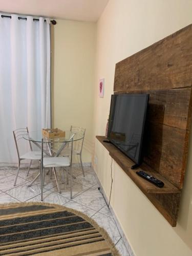 sala de estar con TV de pantalla plana en la pared en Apartamento Vista da Montanha en Nova Friburgo
