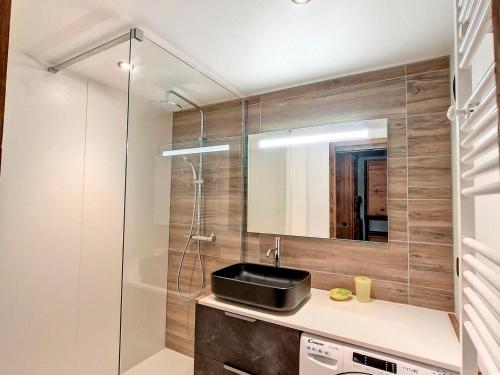 une salle de bain avec un lavabo et une douche dans l'établissement Studio rénové au centre de Val d'Isère - Balcon, proche pistes, cuisine équipée - FR-1-518-137, à Val dʼIsère