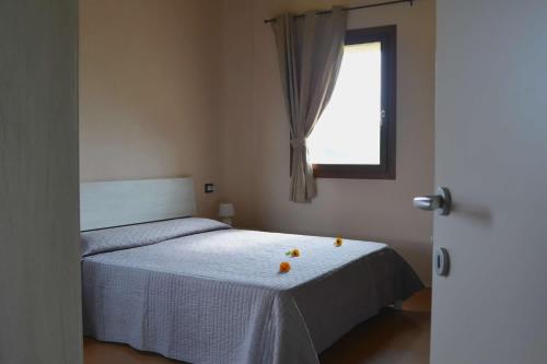 Un dormitorio con una cama con dos naranjas. en casale dei cinque colli APPARTAMENTO, en Ostra