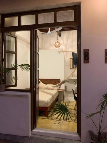 Habitación con dormitorio con cama y ventana en Villa Coco63, en Campeche