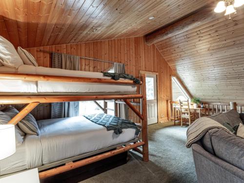 een kamer met 2 stapelbedden in een hut bij Stargazer Chalet in Glacier