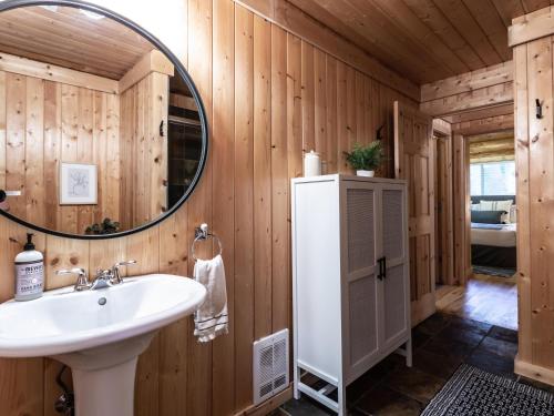 een badkamer met een wastafel en een spiegel bij Stargazer Chalet in Glacier