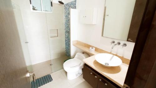 La salle de bains est pourvue de toilettes, d'un lavabo et d'une douche. dans l'établissement Apartamento frente al mar - Cartagena, à Carthagène des Indes