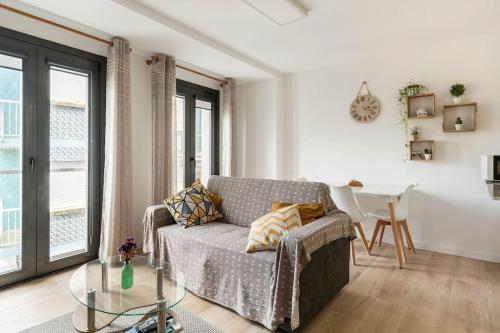 ein Wohnzimmer mit einem Sofa und einem Tisch in der Unterkunft Apartamento Casa da barbeira in Cangas