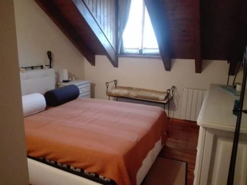 1 dormitorio con 1 cama y ventana en una habitación en Apartamento Duplex Esterri ideal para familias en Esterri d'Àneu