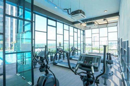 The fitness centre and/or fitness facilities at Homestay Ibu Shah Alam with pool near icity uitm