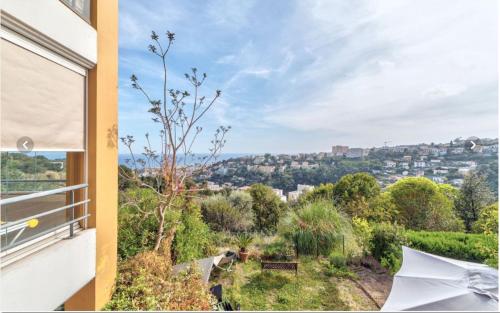 uma vista da cidade a partir da varanda de uma casa em Nice garden em Nice