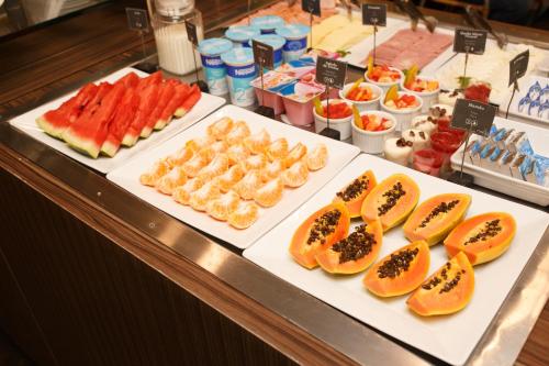 a buffet with different types of fruit on display at Vitoria Praia Hotel in Vitória