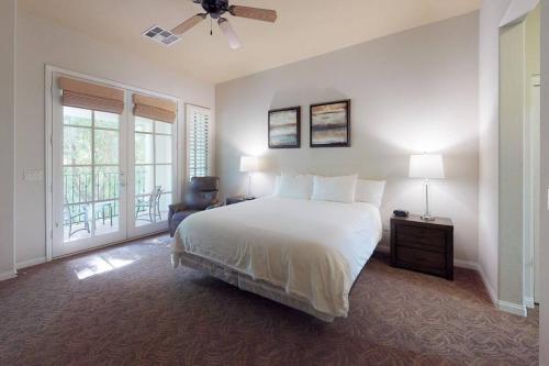 LV004 Private Upstairs Studio near Pool Hot Tub