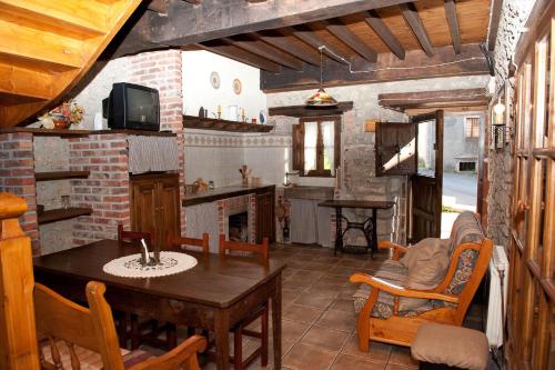 a kitchen and dining room with a table and chairs at La Breval in Alles
