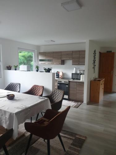 SZERETET FA-HÁZ VÁSÁROSNAMÉNY GERGELYIUGORNYA