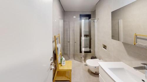 W łazience znajduje się toaleta, umywalka i prysznic. w obiekcie Luxury 3&4 Bedroom new apartments - close to the Beach & Bahai Gardens w mieście Hajfa