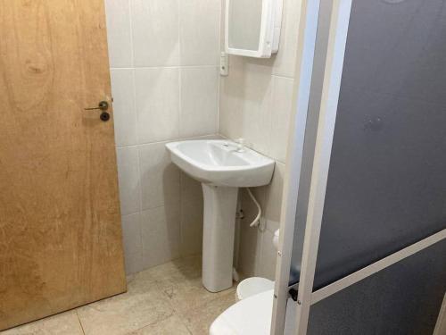y baño con lavabo y aseo. en Barrinha dos Ventos en São Lourenço do Sul