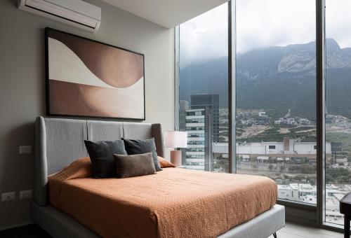 1 dormitorio con cama y ventana grande en 3 min de consulado EUA, nuevo, lujoso en Jardín Secreto 901, en Monterrey