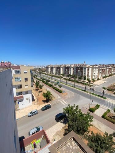 Blick auf eine Straße in einer Stadt mit Gebäuden in der Unterkunft Ayah's Vacation Home in Sidi Yahia az Zaʼer