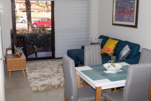 Khu vực ghế ngồi tại New! Cozy 1 Bedroom Condo- Gold Coast, Noord ARUBA