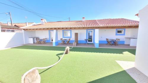 a house with a yard with a hose at Casa da Costureira in Brejao