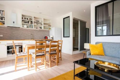 a kitchen and living room with a table and chairs at Sète : Superbe appartement 2 pièces refait à neuf in Sète